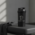 Shaker matte black sur un banc de gym