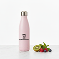 Bouteille isotherme rose pastel sur marbre blanc avec logo